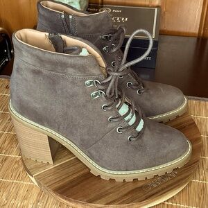 NWT Chocolate Brown Suede Universal thread ankle boots faux fur interior SZ 7.5